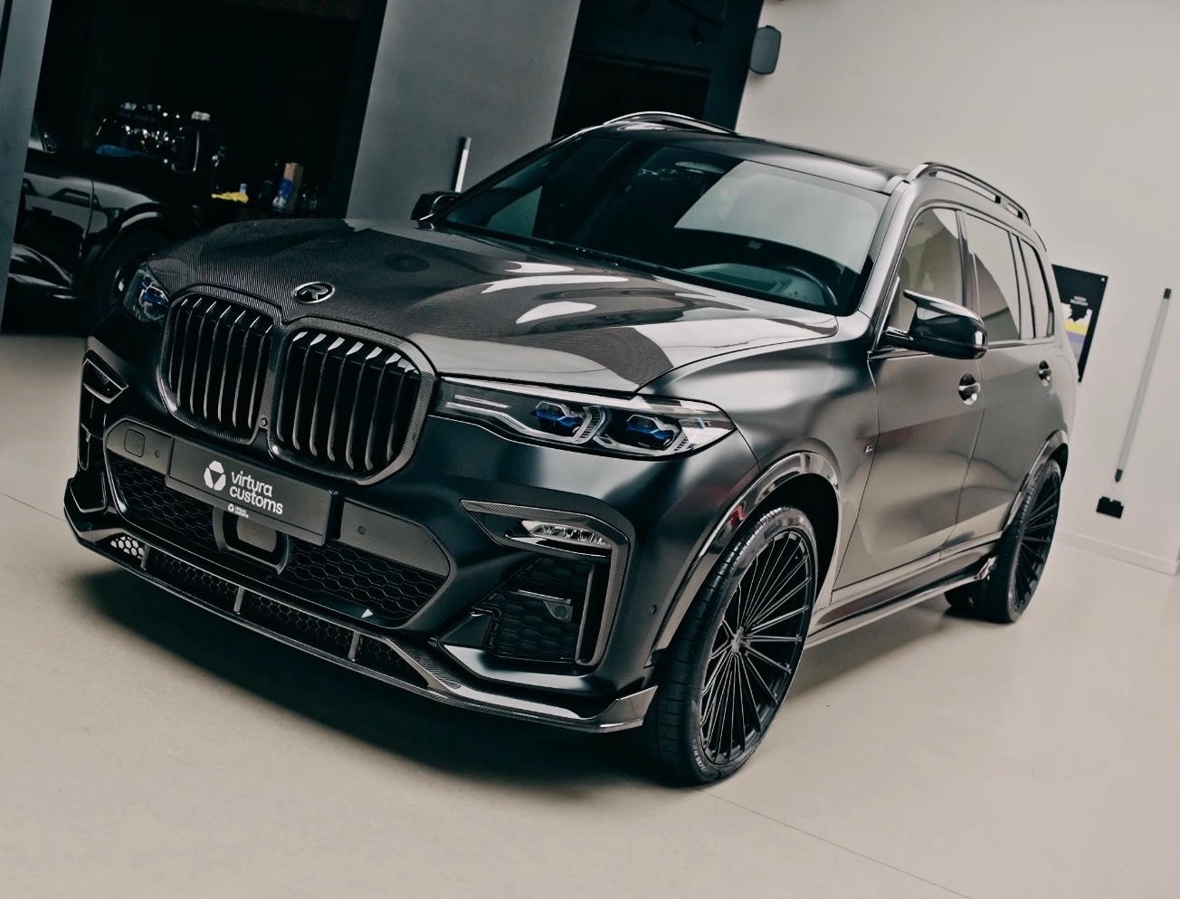 Tuning wizualny BMW X7 – widok z boku, Virtura Customs Kraków