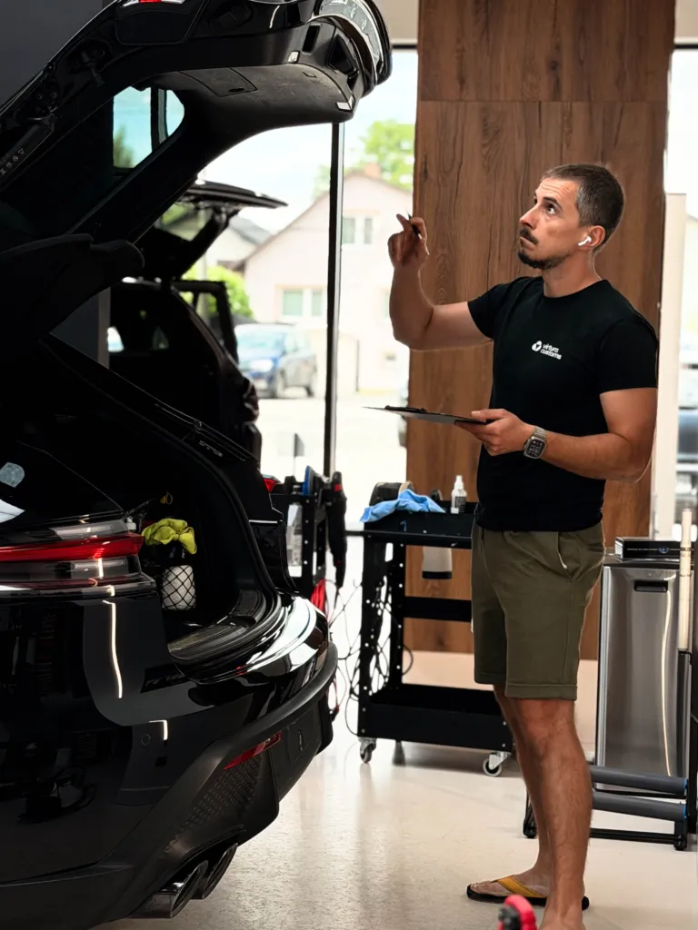 Maciej Tokarz podczas inspekcji Porsche Macan — Virtura Customs