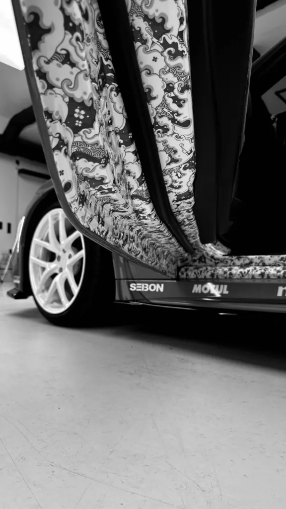 Nissan 370Z — ujęcie z drona przed studiem Virtura Customs