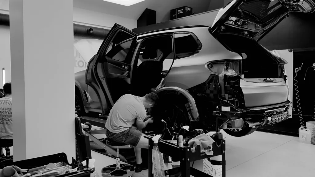Demontaż elementów BMW X5 M60i przed aplikacją matowej folii PPF