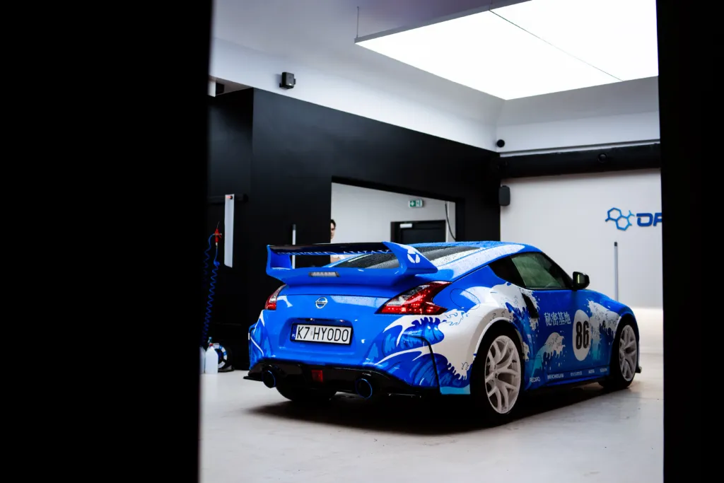 Nissan 370Z Nismo — ujęcie boczne po oklejeniu