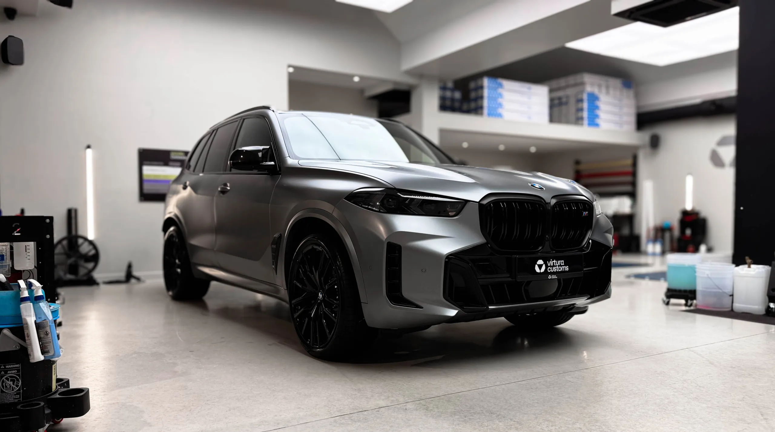BMW X5 M60i w matowej folii Opti-Coat ULTRA PPF w studiu Virtura Customs pod Krakowem