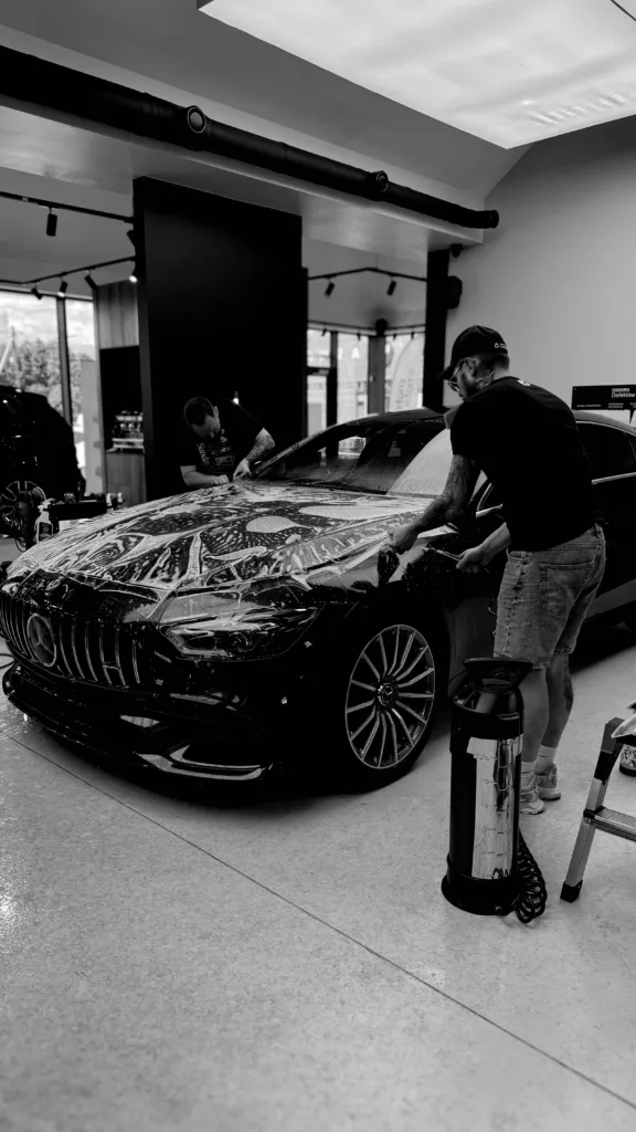 Detailer Virtura Customs podczas korekty lakieru Mercedesa-AMG GT 43 4-Door