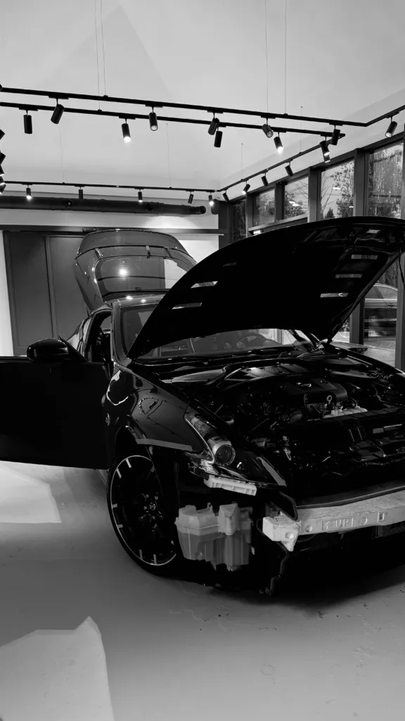 Nissan 370Z w trakcie oklejania — studio Virtura Customs