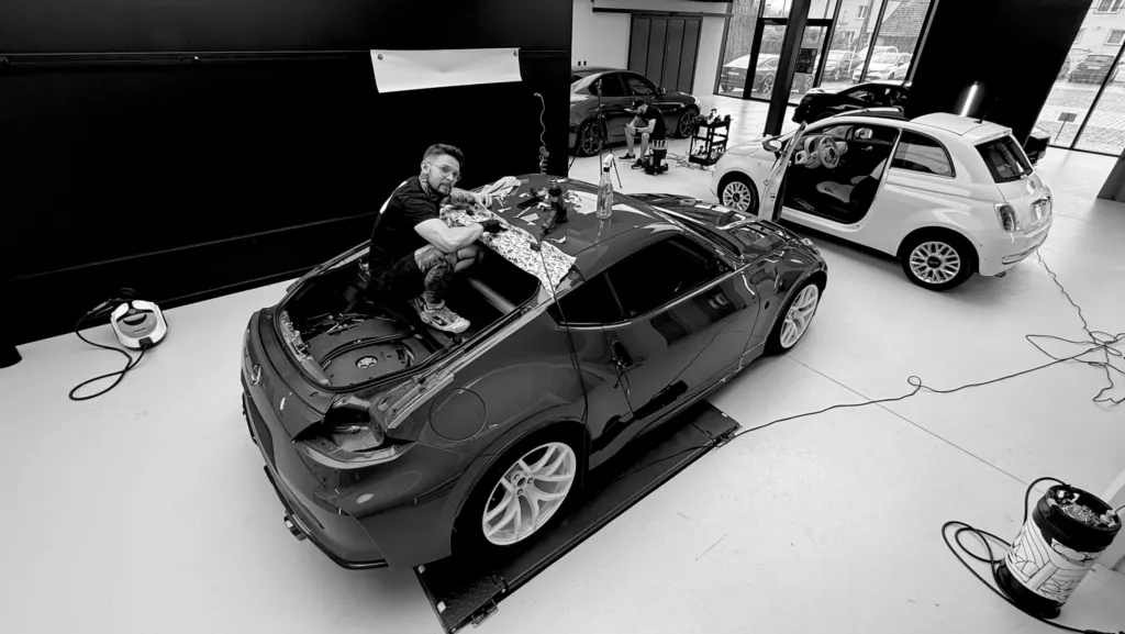 Nissan 370Z Nismo w trakcie zmiany koloru — studio Virtura Customs
