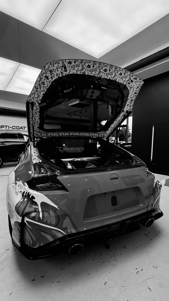 Nissan 370Z podczas prac nad zmianą koloru
