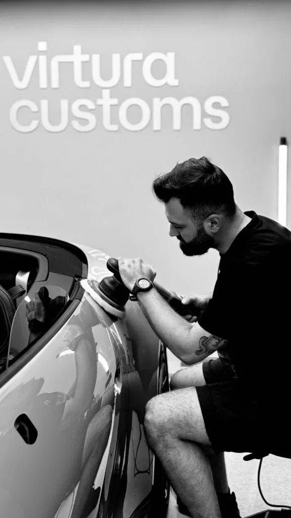 Korekta lakieru Porsche 911 GTS Cabrio maszyną polerską — Virtura Customs Kraków