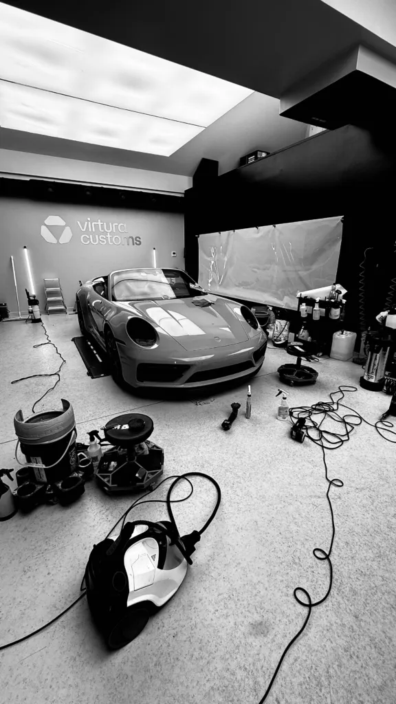 Stanowisko pracy nad Porsche 911 GTS Cabrio w studiu Virtura Customs pod Krakowem