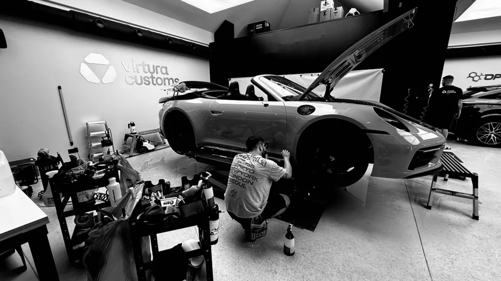 Demontaż koła przy aplikacji folii PPF w Porsche 911 GTS Cabrio — Virtura Customs