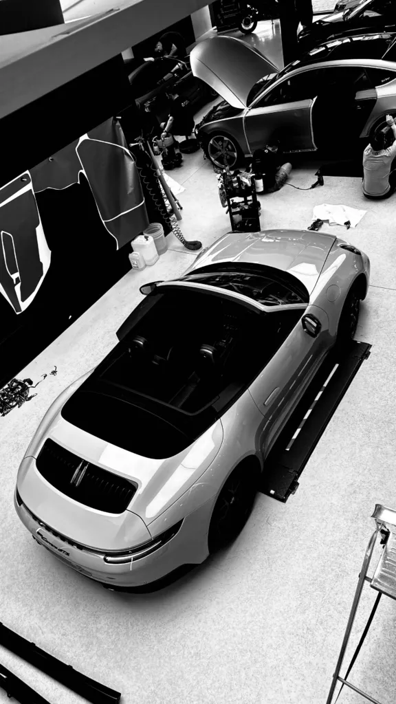 Porsche 911 GTS Cabrio w trakcie aplikacji folii PPF Full Body — widok z góry