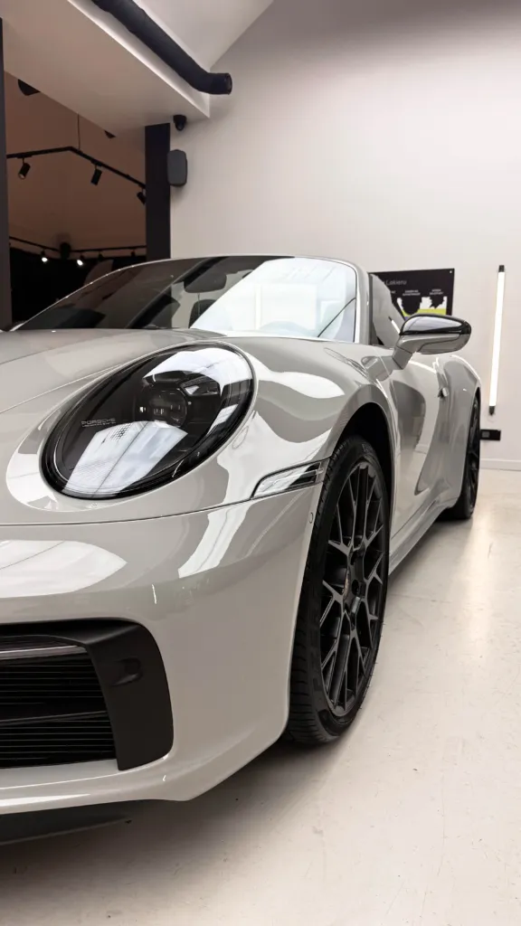 Przód Porsche 911 GTS Cabrio pod błyszczącą folią PPF — Virtura Customs Kraków