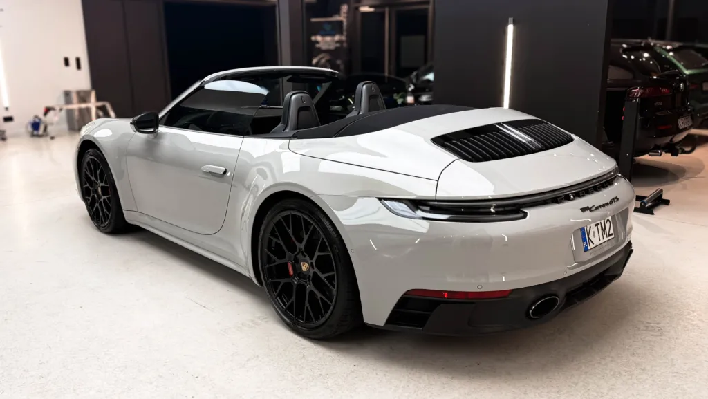 Porsche 911 GTS Cabrio od tyłu po pełnym zabezpieczeniu Opti-Coat ULTRA PPF