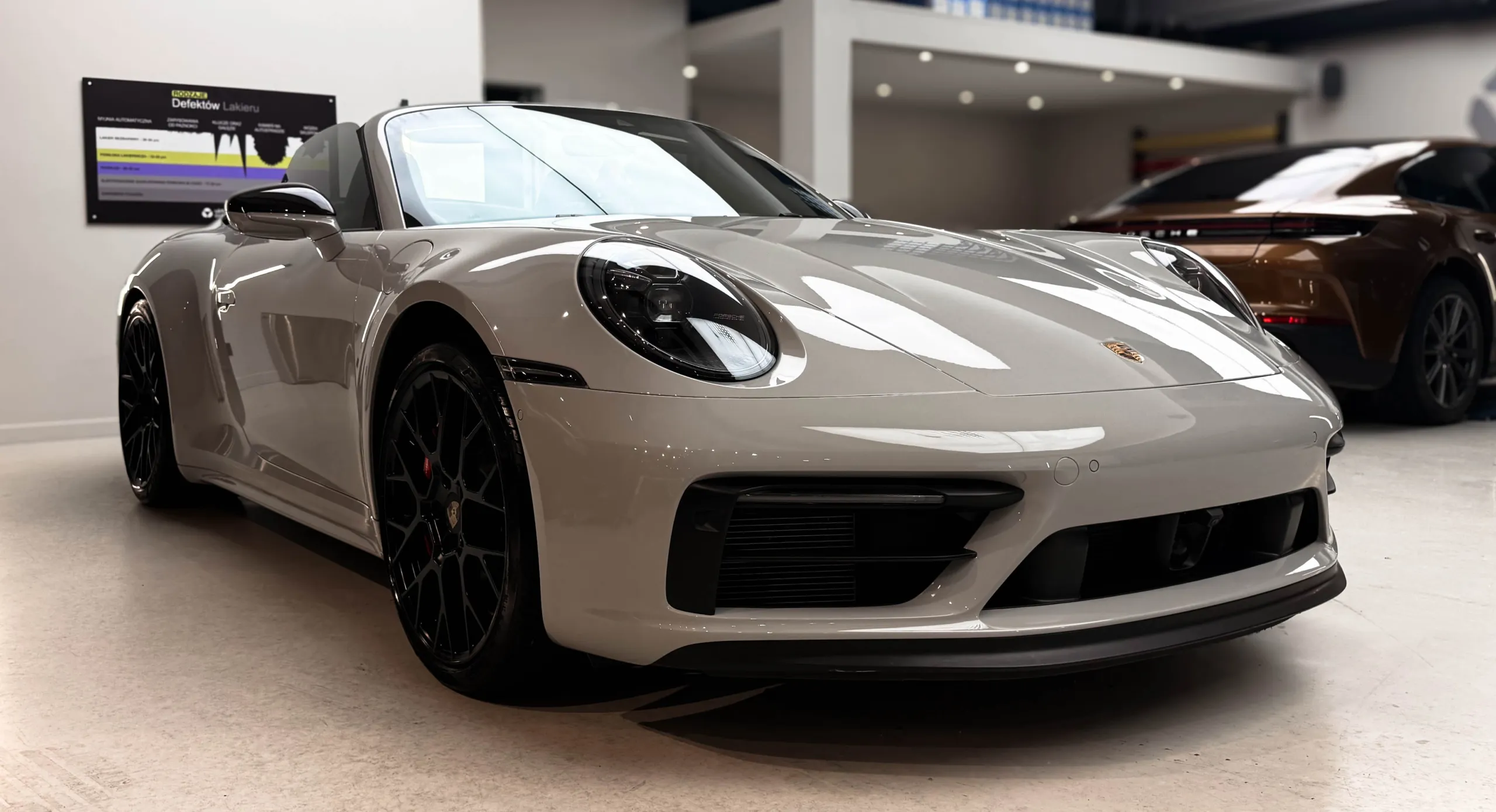 Porsche 911 GTS Cabrio w kolorze Crayon z opuszczonym dachem — Virtura Customs Kraków
