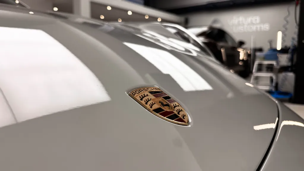 Maska Porsche 911 GTS Cabrio z herbem Porsche po aplikacji folii PPF i powłoki Ultra Shine