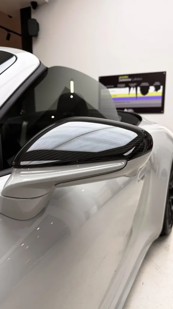 Lusterko Porsche 911 GTS Cabrio zabezpieczone folią PPF — detal Virtura Customs