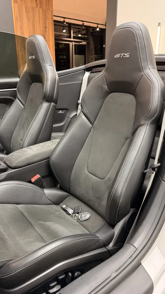Wnętrze Porsche 911 GTS Cabrio po detailingu skóry i alcantary — Virtura Customs