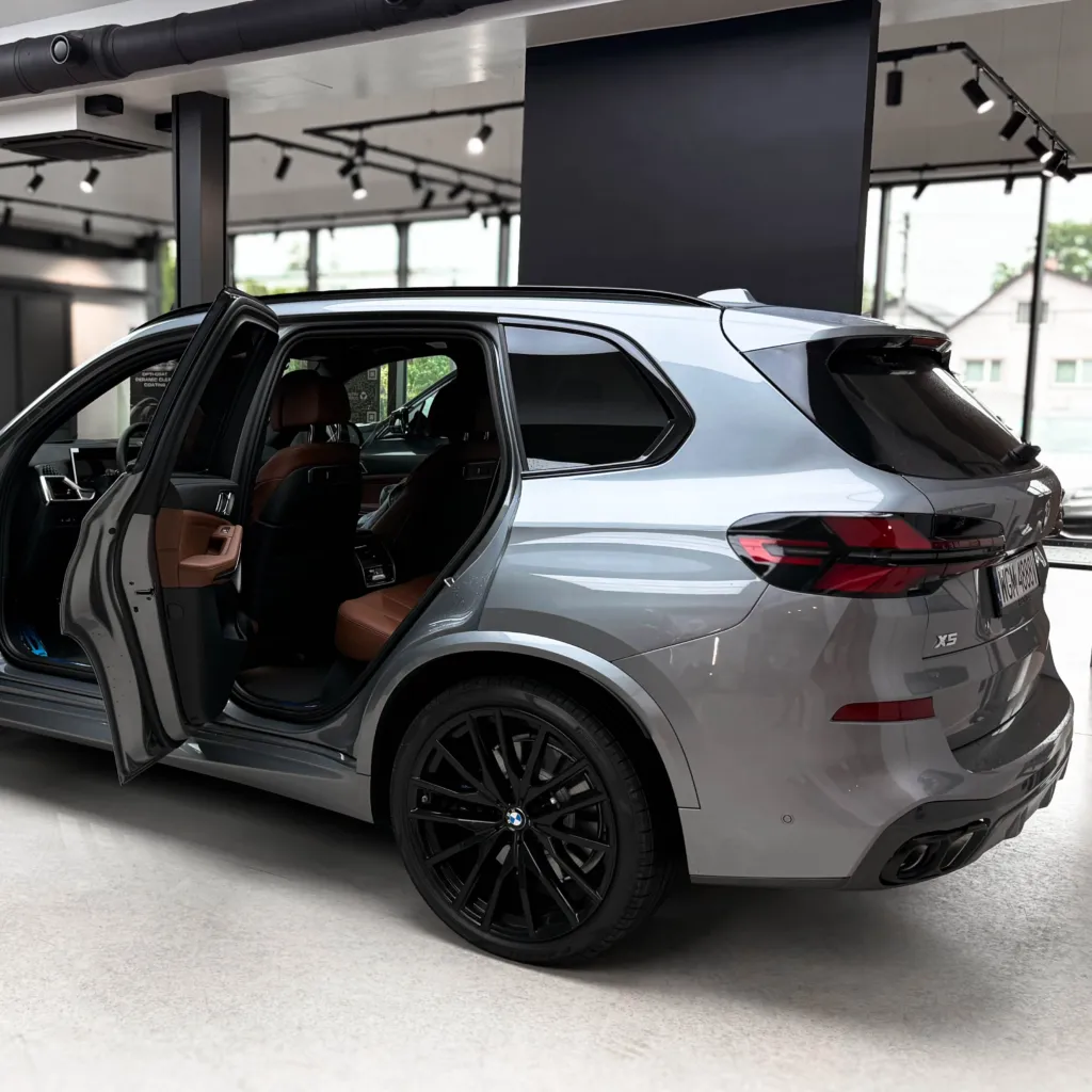BMW X5 M60i w matowej folii PPF z otwartymi drzwiami — Virtura Customs Kraków
