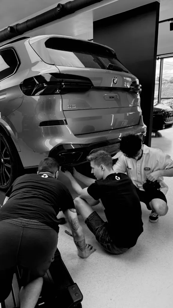 Zespół Virtura Customs podczas prac nad BMW X5 M60i