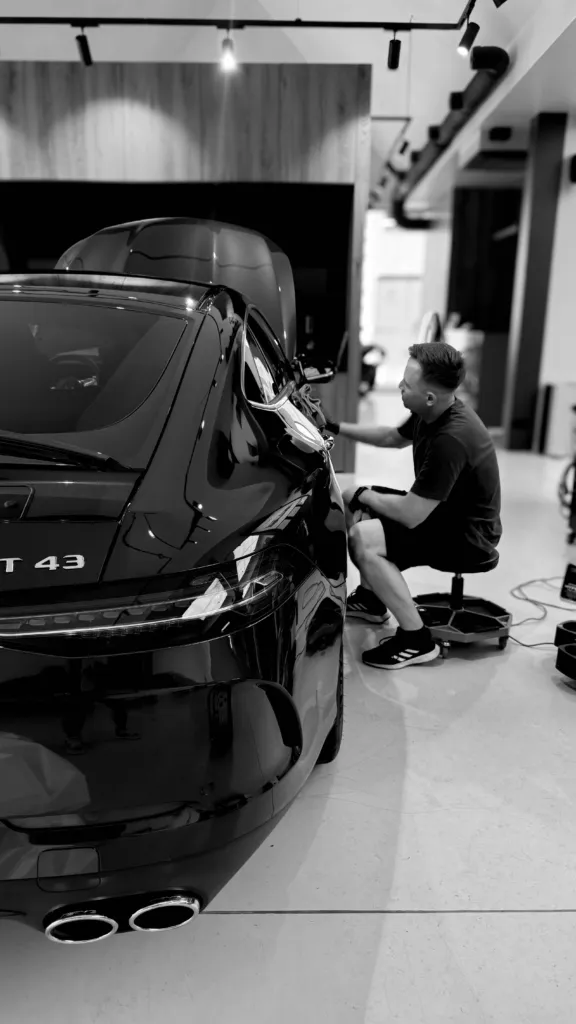 Tył Mercedesa-AMG GT 43 4-Door z poczwórnym wydechem podczas prac detailingowych