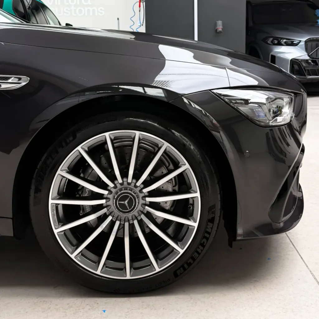 Felga i błotnik Mercedesa-AMG GT 43 4-Door po korekcie lakieru — Virtura Customs