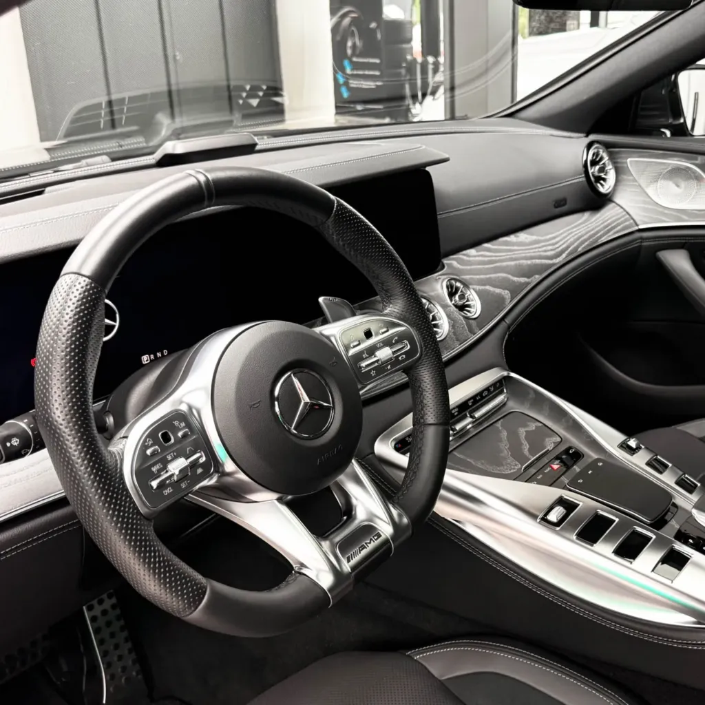 Wnętrze Mercedesa-AMG GT 43 4-Door po detailingu skóry i alcantary — Virtura Customs