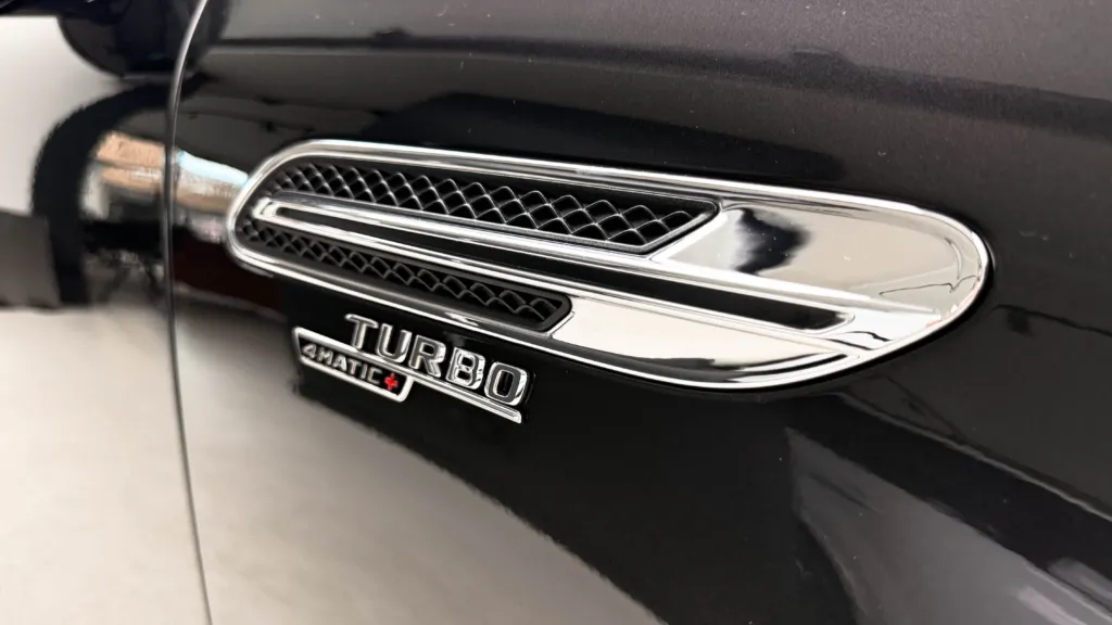 Emblemat Turbo 4Matic+ na błotniku Mercedesa-AMG GT 43 4-Door po powłoce ceramicznej