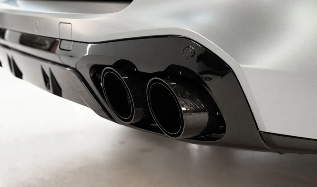 Carbonowe końcówki custom wydechu MG Motorsport w BMW X5 M60i