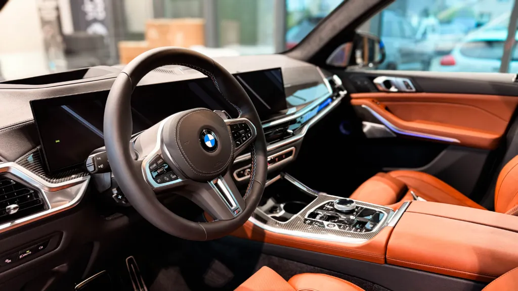 Wnętrze BMW X5 M60i z brązową skórzaną tapicerką — Virtura Customs Kraków