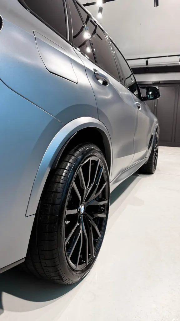 Matowa folia PPF na błotniku i nadkolu BMW X5 M60i — detal wykończenia