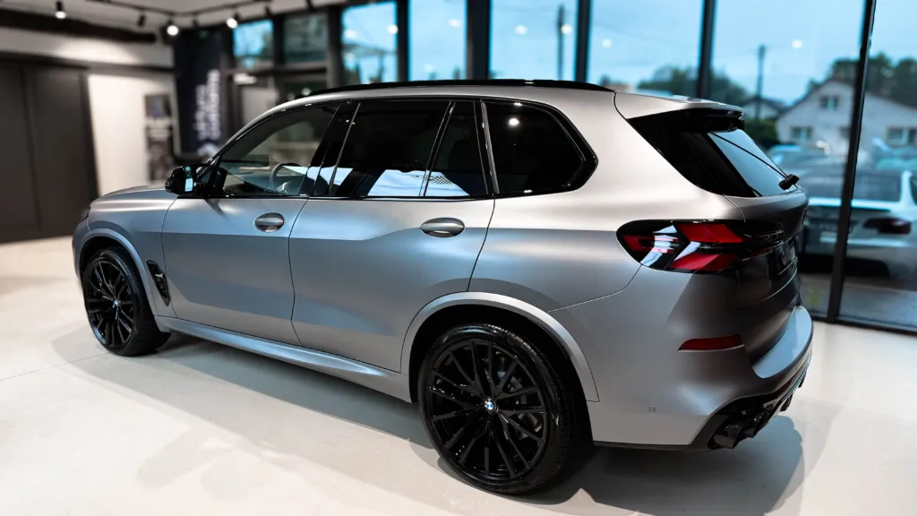 BMW X5 M60i w matowej folii PPF Full Body — widok z boku, Virtura Customs