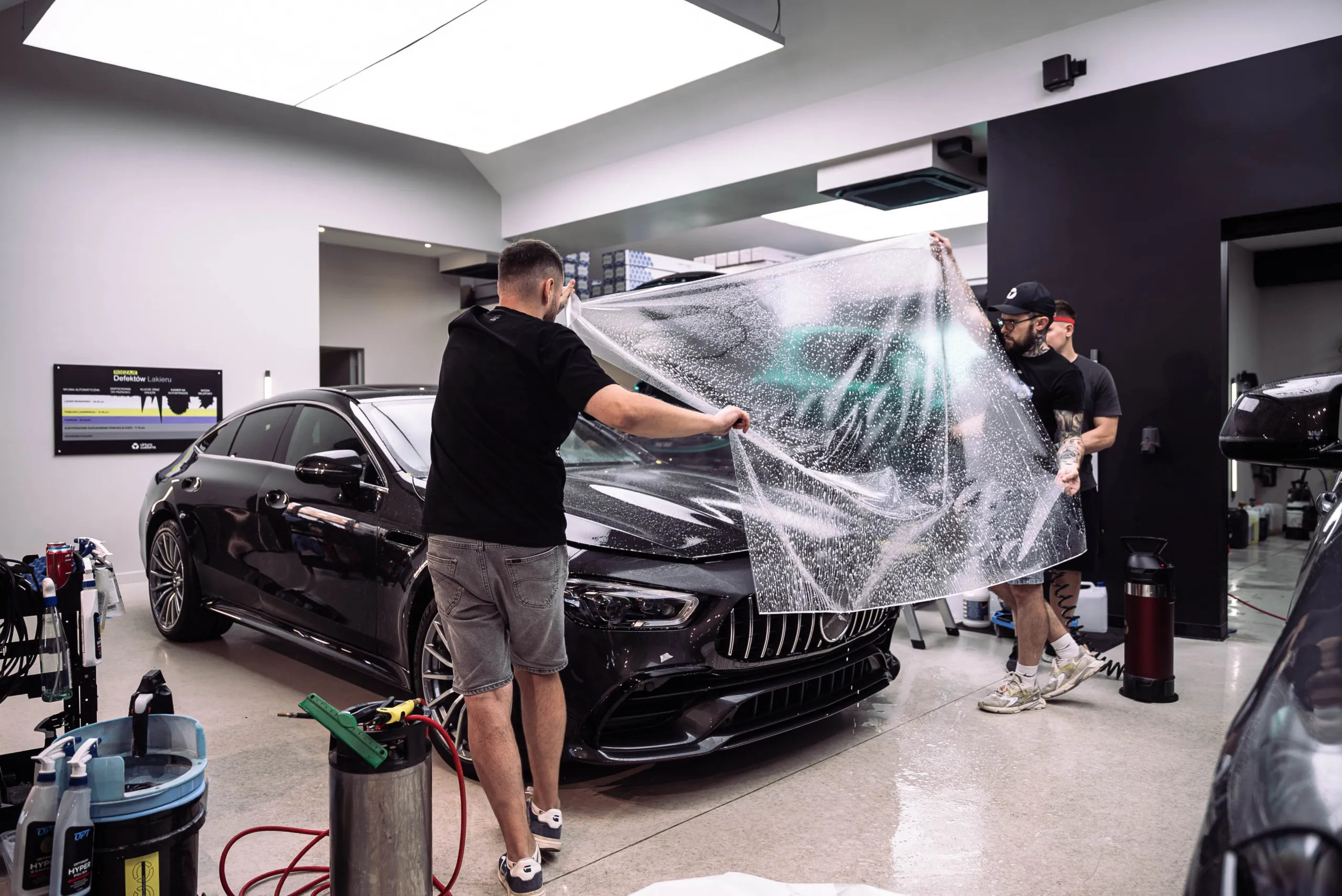 Aplikacja folii Opti-Coat ULTRA PPF na przodzie Mercedesa-AMG GT 43 4-Door — Virtura Customs