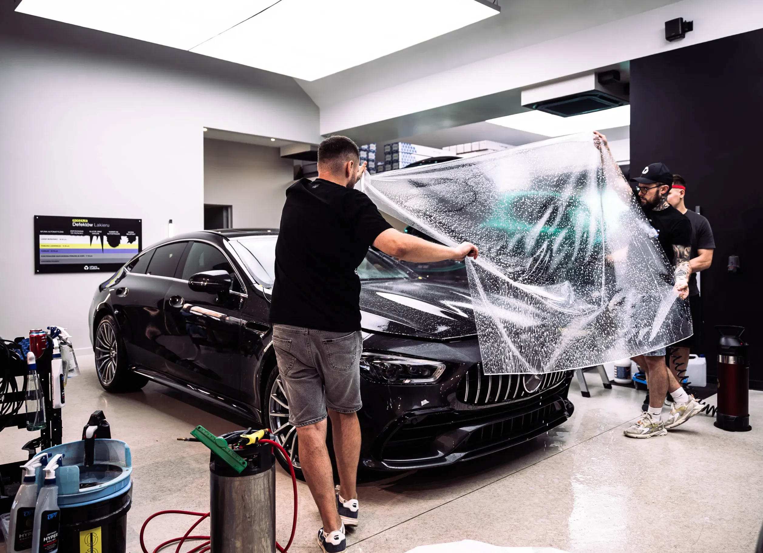 Aplikacja folii PPF na czarnym Mercedes-AMG GT 4 Door — Virtura Customs Kraków