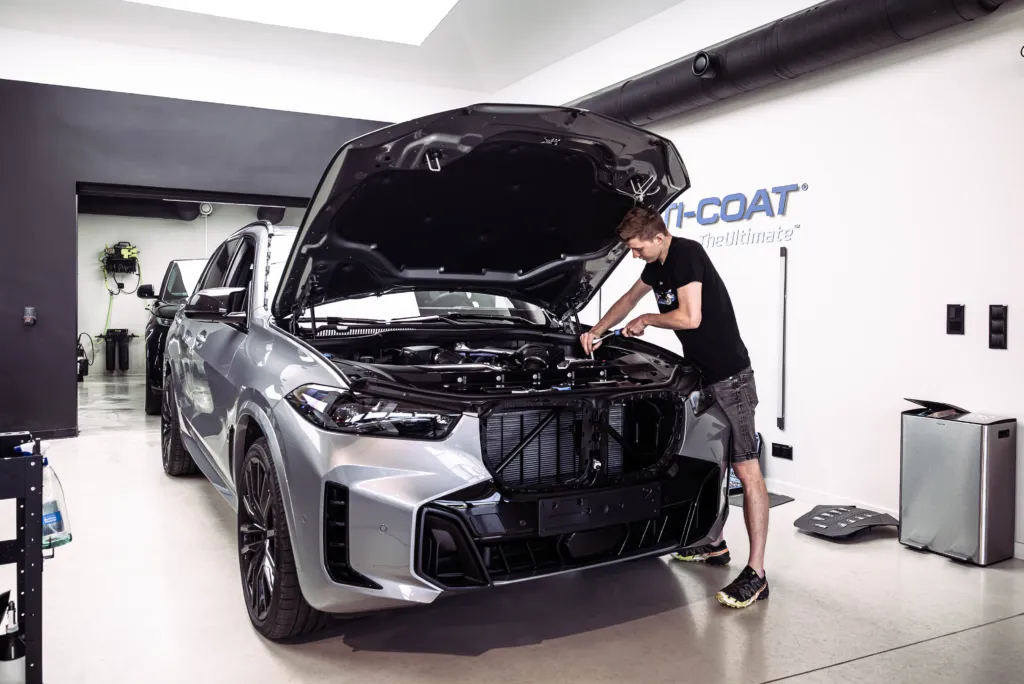 Prace przy przodzie BMW X5 M60i w studiu Opti-Coat Virtura Customs