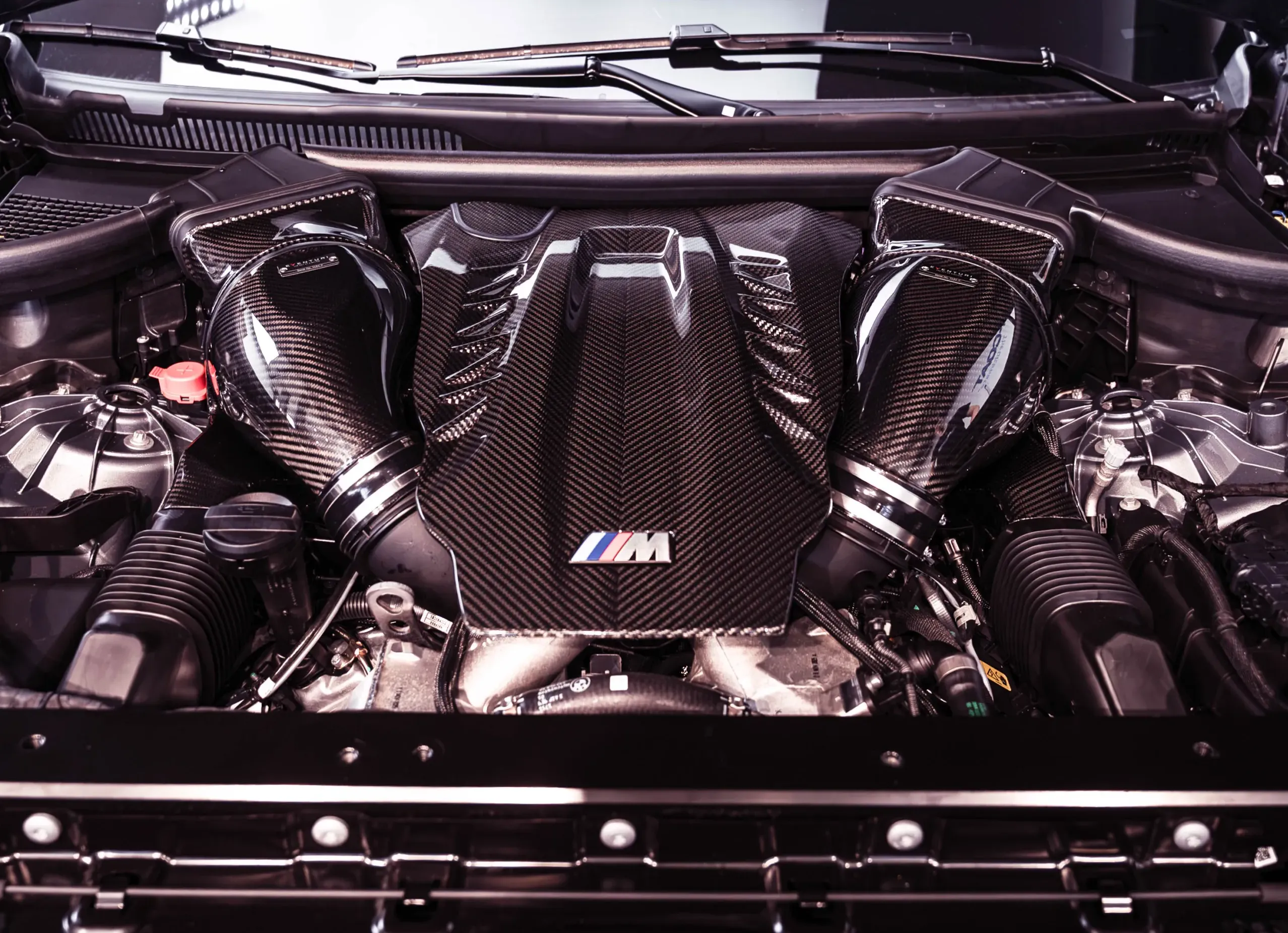 Carbonowy układ dolotowy Eventuri w komorze silnika BMW X5 M60i — Virtura Customs Kraków